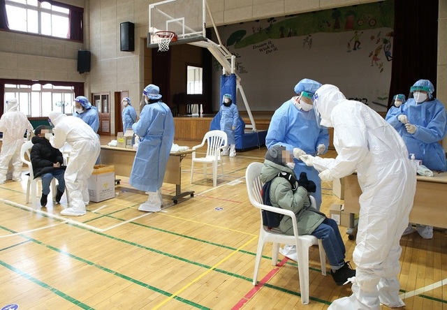 ▲ 충주의 한 초등학교 검체채취 모습.(자료사진)ⓒ충주시