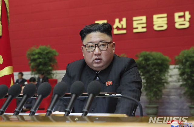 ▲ 지난 7일 제8차 노동당 대회에서 사업총화보고를 하는 김정은. ⓒ뉴시스 AP. 무단전재 및 재배포 금지.