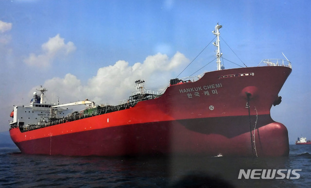 ▲ 블룸버그통신 등 외신과 이란 혁명수비대의 세파뉴스에 따르면 7일(현지시간) 혁명수비대 해군은 남부 아살루예 해역에서 700여 척의 함정을 동원해 해상훈련을 실시했다. ⓒ뉴시스