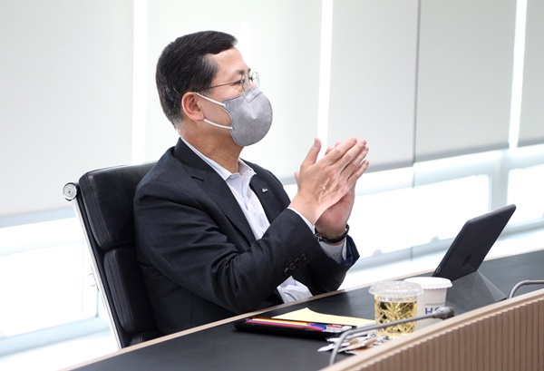 ▲ 임영진 신한카드 대표가 8일 서울 을지로 본사에서 열린 '2021년 상반기 임원 워크샵'에서 한 임원의 출사표 발표를 격려하고 있다. ⓒ신한카드