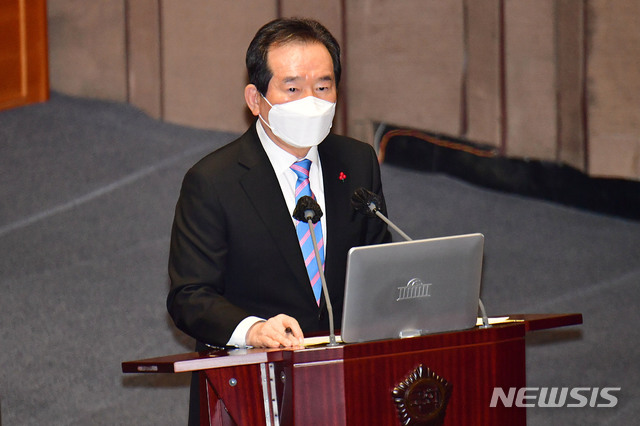 ▲ 정세균 국무총리가 8일 서울 여의도 국회 본회의장에서 열린 코로나19로 인한 방역실태, 백신 수급 상황 및 접종 시기에 대한 긴급현안질문에서 질의에 답변을 하고 있다. ⓒ뉴시스