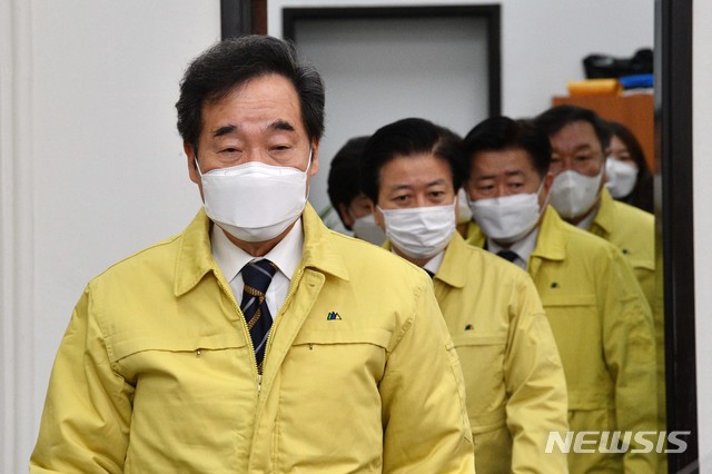 ▲ 더불어민주당 이낙연 대표를 비롯한 당 지도부가 8일 오전 서울 여의도 국회에서 열린 최고위원회의에 참석하고 있다. ⓒ뉴시스