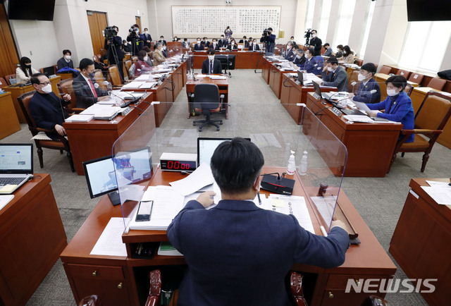 ▲ 윤호중 법제사법위원회 위원장이 8일 서울 여의도 국회에서 열린 법제사법위원회 전체회의에서 중대재해에 대한 기업 및 책임자 처벌 등에 관한 법률안 의결을 알리고 있다. ⓒ뉴시스