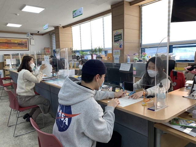 ▲ 달성군은 ‘2021년 국민기초생활보장 기준 완화’에 따른 지원 대상자 발굴 및 신속한 신청 조사로 취약가구 맞춤형 지원을 통해 행복한 ‘달성’을 만드는 데 앞장선다.ⓒ달성군