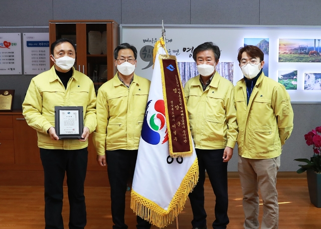 ▲ 영양군은 경상북도로부터 2020년도 지방도 정비 및 재해복구 우수기관으로 선정돼 표창을 받았다.ⓒ영양군