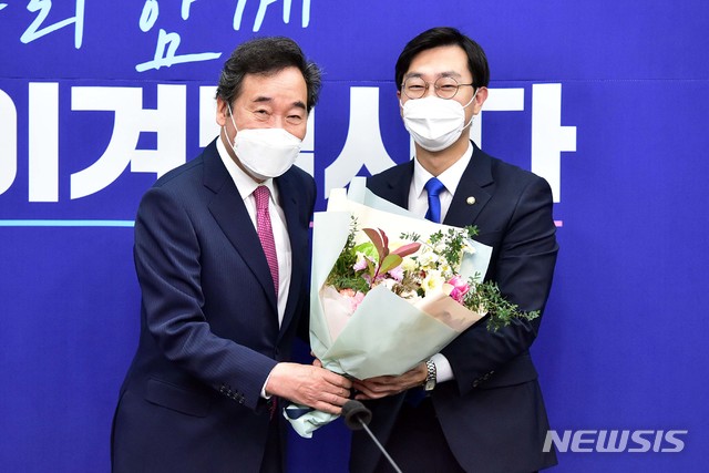 ▲ 이낙연 더불어민주당 대표가 지난해 10월16일 서울 여의도 국회에서 열린 '최고위-전국위원장 연석회의'에 참석해 전국청년위원장인 장경태(우) 더불어민주당 의원에게 꽃다발을 전달하고 있다. ⓒ뉴시스(공동취재사진)