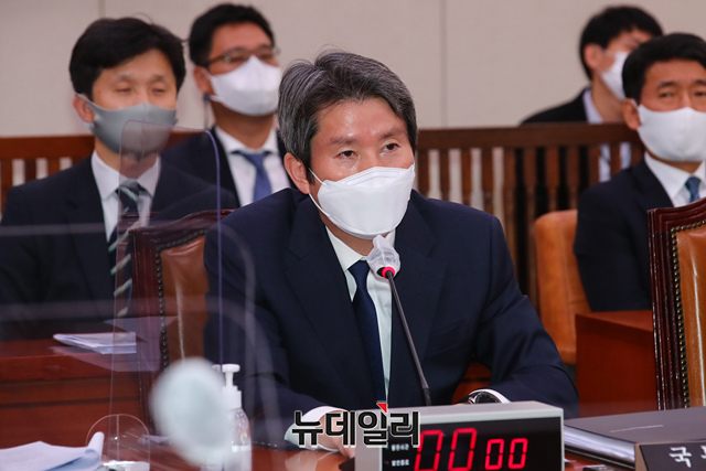 ▲ 김정은 북한 국무위원장이 신형 핵잠수함 개발을 공식화하면서 남북관계 합의 이행을 압박한 것과 관련, 통일부가 9일 논평을 통해 