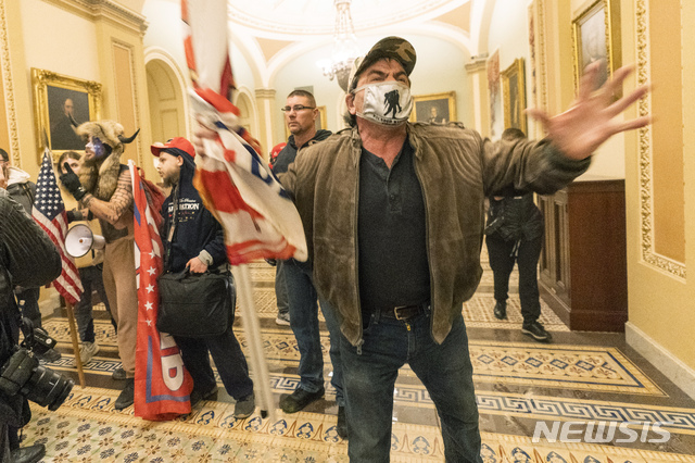 ▲ 6일(현지시간) 미 국회의사당에 난입한 도널드 트럼프 대통령 지지자들이 상원 앞 복도를 점거하고 있다. 이날 점거 사태로 총 4명의 시위대가 사망했고, 비난의 화살은 트럼프 대통령에게로 이어지고 있다. ⓒ뉴시스