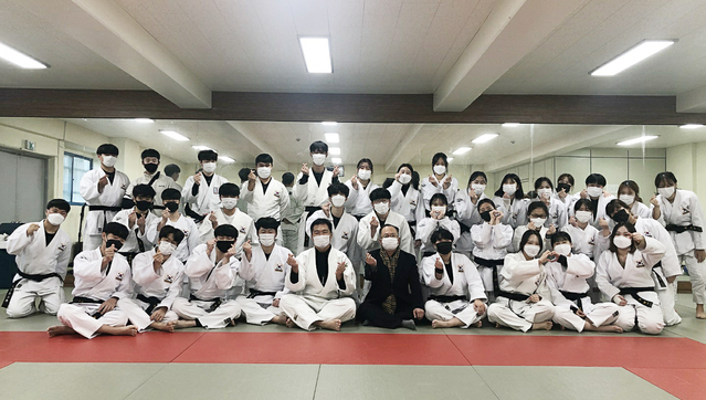 ▲ 경찰행정학과 학생들이 유도 체포 실습후 단체사진을 촬영하고 있다.ⓒ대구한의대