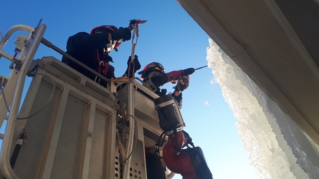 ▲ 9일 오후 1시 50분께 세종시 새롬동 한 아파트 베란다에서 3~12층 높이의 대형 고드름이 발생해 구조대원들이 제거하고 있다.ⓒ세종소방본부