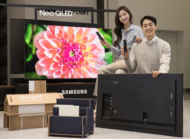 ▲ 2021년 신제품 Neo QLED TV와 새롭게 적용된 솔라셀 리모컨, 에코 패키지. ⓒ삼성전자