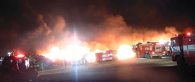 ▲ 포항 남구 호동 쓰레기 매립장에서 발생한 화재를 소방대원들이 화재진화 작업을 하고 있다.ⓒ경북소방본부