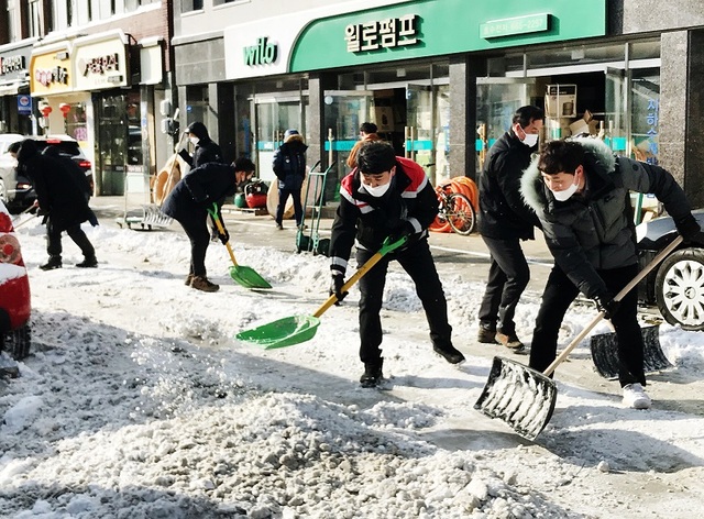 ▲ 지난 8일 오전 충남 서산지역에 많은 눈이 내리자 맹정호 서산시장과 직원들이 동부시장 주변 보도에서 제설작을 펼치고 있다.ⓒ서산시