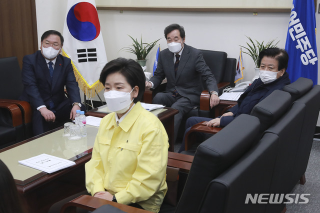 ▲ 더불어민주당 이낙연 대표와 김태년 원내대표를 비롯한 의원 등이 11일 오전 서울 여의도 국회에서 문재인 대통령의 2021년 신년사를 시청하고 있다. ⓒ뉴시스