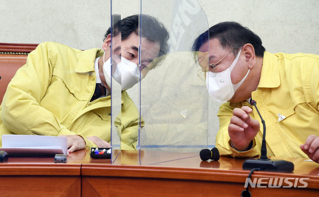 ▲ 더불어민주당 이낙연(왼쪽)대표와 김태년 원내대표가 11일 국회에서 열린 최고위원회의에서 대화를 나누고 있다. ⓒ뉴시스