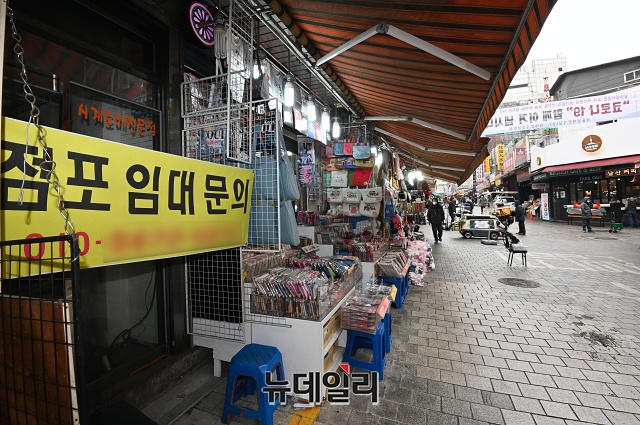 ▲ 11일 오전 서울 중구 남대문시장의 모습. 한 상가가 점포 임대 현수막을 걸어놨다. ⓒ권창회 기자