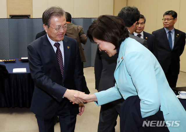 ▲ 문재인 대통령이 2019년 11월 부산에서 열린 현장국무회의 전 사전환담에서 박영선 중소벤처기업부 장관과 인사를 나누고 있다. ⓒ뉴시스