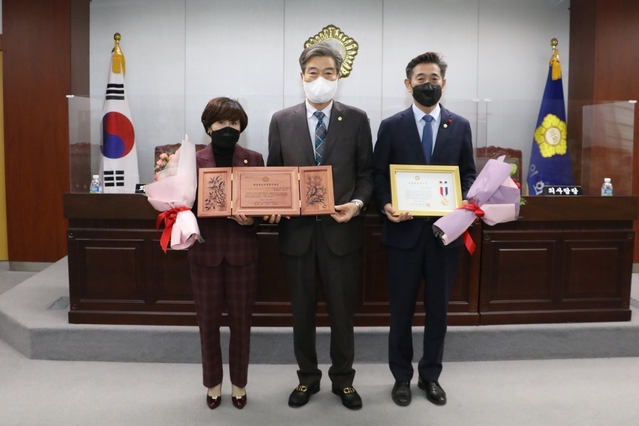 왼쪽부터 김태이 운영행정위원장, 김수태 의장, 전종율 부의장.ⓒ청도군의회