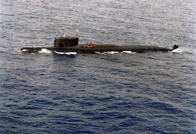 ▲ 1985년 미군이 촬영한 당시 소련의 양키급 핵추진 전략잠수함(SSBN). SLBM 발사관 손상으로 수면에 부상해 항해 중이다. ⓒ미국 국방부 아카이브-위키피디아.