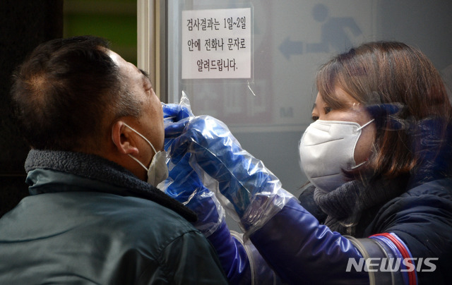 ▲ 11일 오전 대구 동구 보건소 선별진료소에서 의료진이 검체 채취를 하고 있다. ⓒ뉴시스