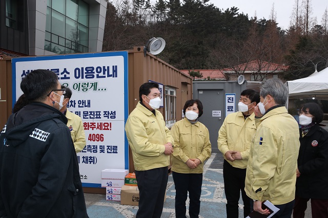 ▲ 포항시의회(의장 정해종)는 코로나19 선별진료소를 방문해 의료진 등 관계자들을 격려했다.ⓒ포항시의회