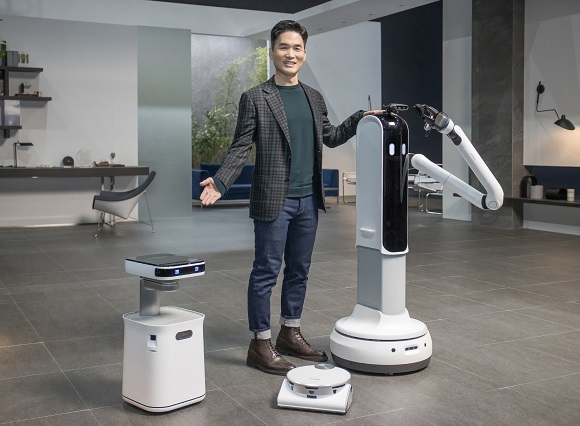 ▲ 삼성전자 승현준 사장이 CES 2021 삼성 프레스컨퍼런스에서 '삼성봇™ 케어', '제트봇 AI', '삼성봇™ 핸디'를 소개하고 있다.ⓒ삼성전자