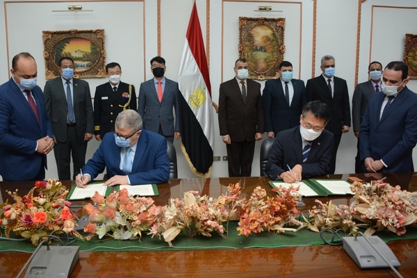 ▲ 이성재 한화테크윈 중동법인장(오른쪽)과 파우지 쉬햅 이집트 반하 대표가 업무협약을 맺고 있다. ⓒ한화
