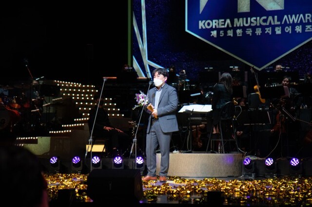 ▲ '제5회한국뮤지컬어워즈'에서 '마리퀴리'로 대상을 수상한 제작자 강병원 라이브 대표.ⓒ한국뮤지컬협회