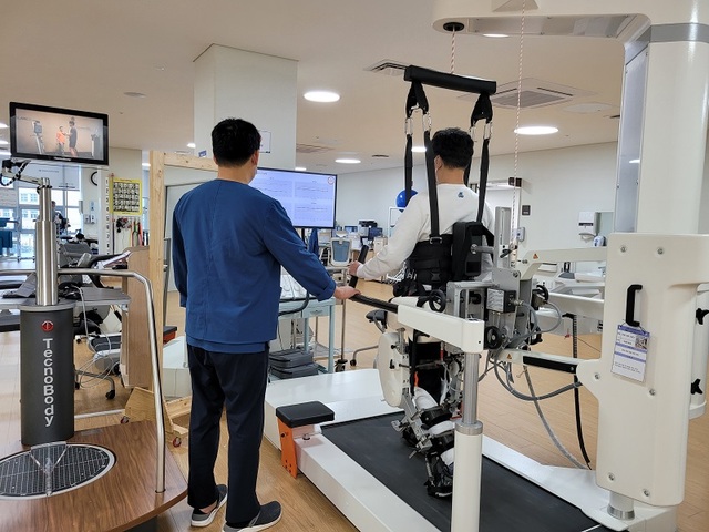 ▲ 세종충남대학교병원이 환자에게 재활치료를 하고 있다.ⓒ세종충남대병원