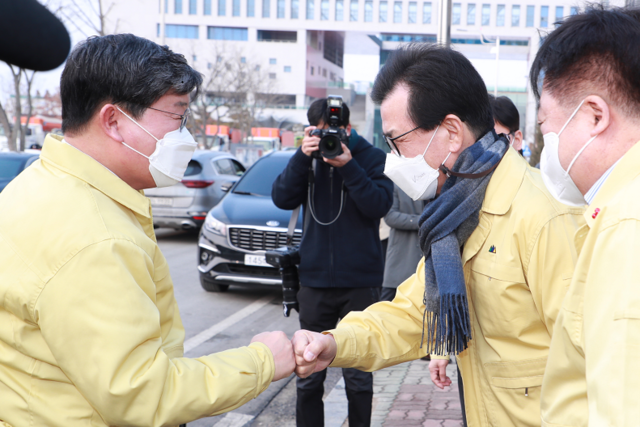 ▲ 전해철 행정안전부 장관(왼쪽)이 12일 충북 청주상당보건소를 방문해 이시종 지사와 악수를 나누고 있다.ⓒ충북도