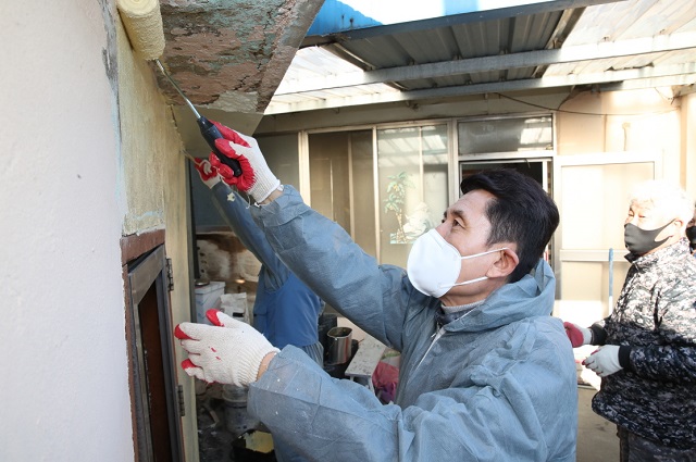 ▲ 이강덕 시장은 포항시청 직원, 포항제철소 협력사협회 회원 10여 명이 함께 집수리 봉사에 참여해 보일러, 도배, 장판, 씽크대 교체 등 주거환경 개선을 위해 구슬땀을 흘렸다.ⓒ포항시