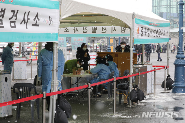 ▲ 12일 오후 서울 중구 서울역광장에 마련된 선별검사소의 모습이다. ⓒ뉴시스