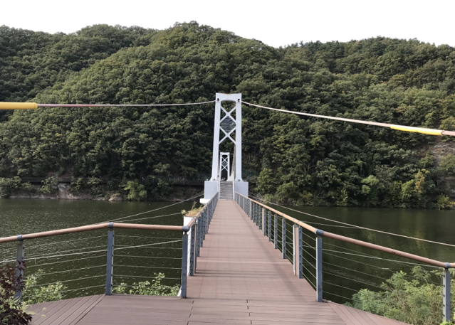 ▲ 진천 초평저수지내 설치된 출렁다리.ⓒ충북도