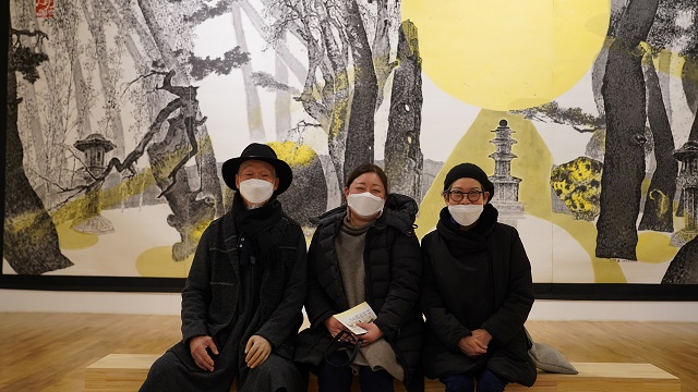 ▲ 박대성 화백(왼쪽 첫번째)과 메리워싱턴 대학교 김수지 교수(가운데)가 솔거미술관을 관람하고 기념찰영을 하고 있다.ⓒ경주엑스포