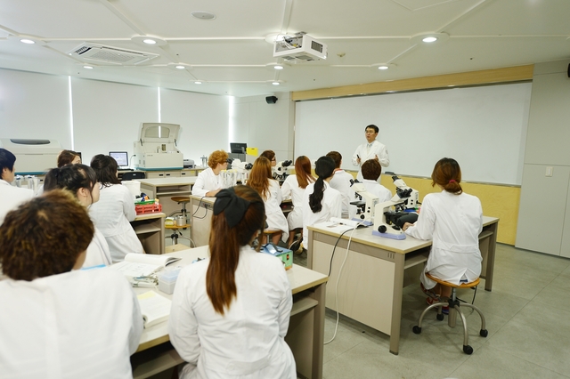 ▲ 대구보건대학교 임상병리과 졸업생들이 미국임상병리학회 ASCPi에서 주관하는 미국임상병리사 MLT 국제 자격시험에 대거 합격하는 쾌거를 이뤘다.ⓒ대구보건대