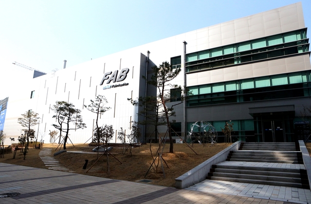 ▲ DGIST 중앙기기센터가 CMOS 제작이 가능한 반도체 공정 소자클린룸을 확대·개방한다.ⓒDGIST