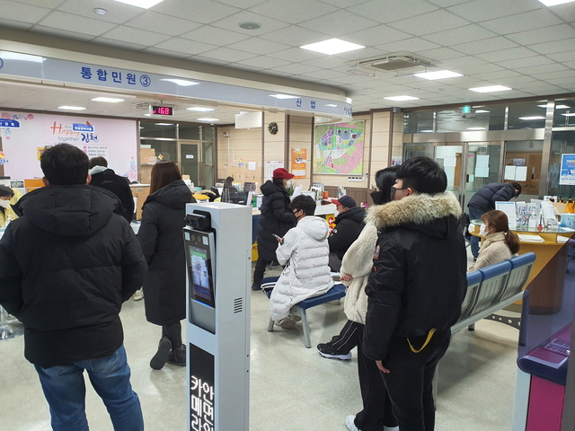 ▲ 김천시 율곡동주민센터는 새해 년초부터 대형폐기물 스티커 발급을 기다리는 주민들로 북적이고 있다.ⓒ김천시
