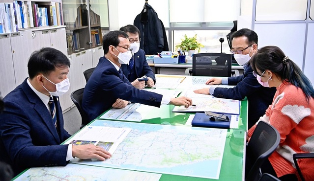 ▲ 조병옥 음성군수(왼쪽 두번째)가 12일 국토부를 방문해 중부내륙철도 지선 연결에 대해 설명하고 있다.ⓒ음성군