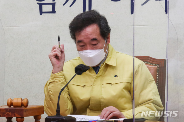 ▲ 이낙연 더불어민주당 대표가 13일 오전 국회에서 열린 최고위원회의에서 발언 자료를 살피고 있다. ⓒ뉴시스