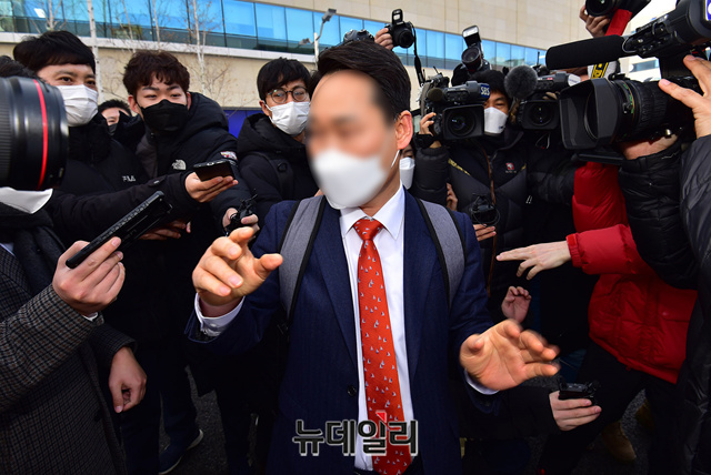 ▲ 이만희 신천지 총회장의 법률대리인이 13일 오후 경기 수원시 수원지방법원에서 열린 1심 선고공판을 마치고 법원을 나서고 있다. ⓒ정상윤 기자