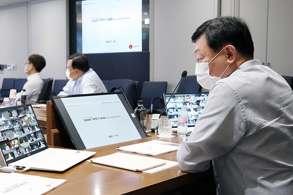 ▲ 신동빈 롯데 회장이 지난해 7월 서울 잠실 롯데월드타워에서 하반기 VCM을 주재하고 있다. ⓒ롯데