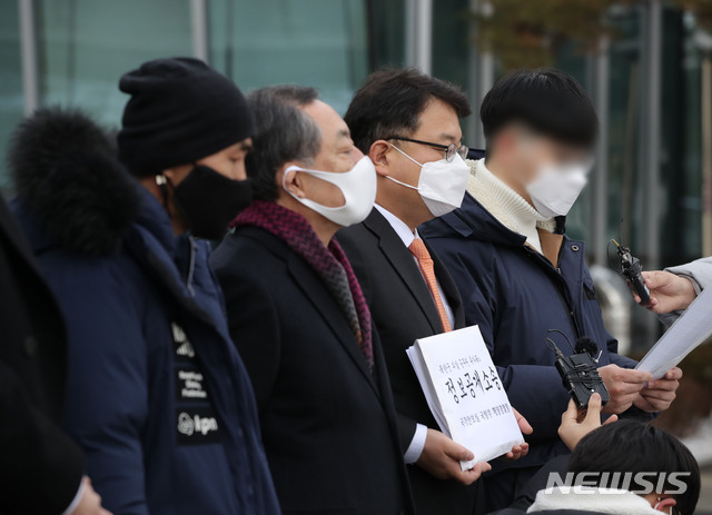 ▲ 북한군이 피격한 해양수산부 공무원의 아들 이모씨가 13일 국가안보실·국방부·해양경찰청을 상대로 정보공개청구 행정소송을 위한 소장을 접수하기 전 기자회견문을 낭독하고 있다. ⓒ뉴시스