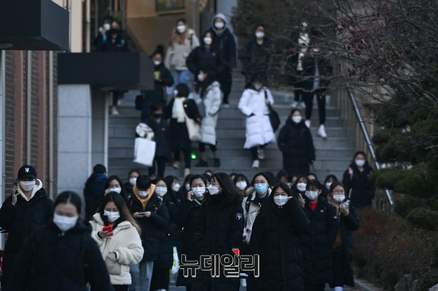 ▲ 지난해 12월 2021학년도 대학수학능력시험을 치른 학생들이 지난 11일 정시모집 원서 접수를 마쳤다. 학생들은 '입시 전형료'가 너무 비싸 경제적인 부담이 된다고 토로하고 있다. ⓒ권창회 기자