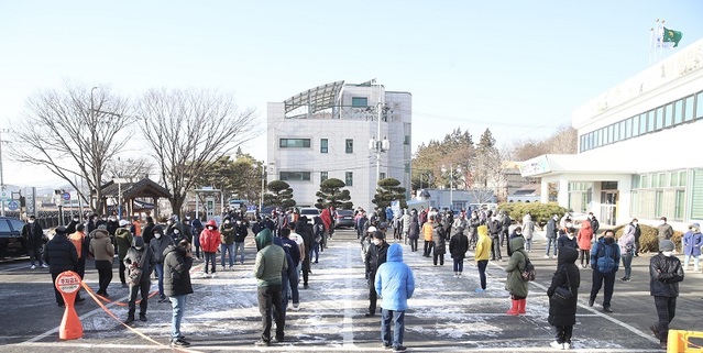 ▲ 충남 천안시 병천면 임시 선별진료소에서 코로나19 검사를 받기 위해 시민들이 긴 줄을 서서 있다.ⓒ천안시