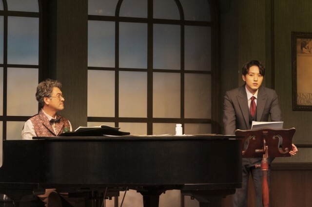 ▲ 음악극 '올드 위키드 송' 공연 장면(왼쪽부터 남경읍, 정휘).ⓒ나인스토리