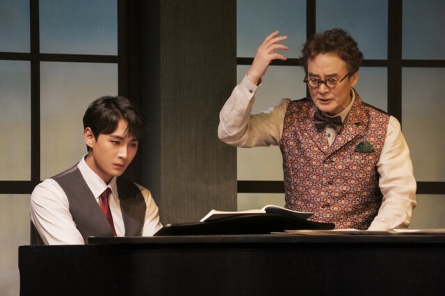 ▲ 음악극 '올드 위키드 송' 공연 장면(왼쪽부터 최우혁, 남명렬).ⓒ나인스토리