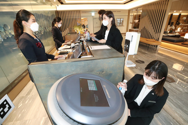 ▲ 대구 메리어트 호텔&레지던스에서 직원들이 KT AI 호텔로봇을 사용하고 있다.ⓒKT