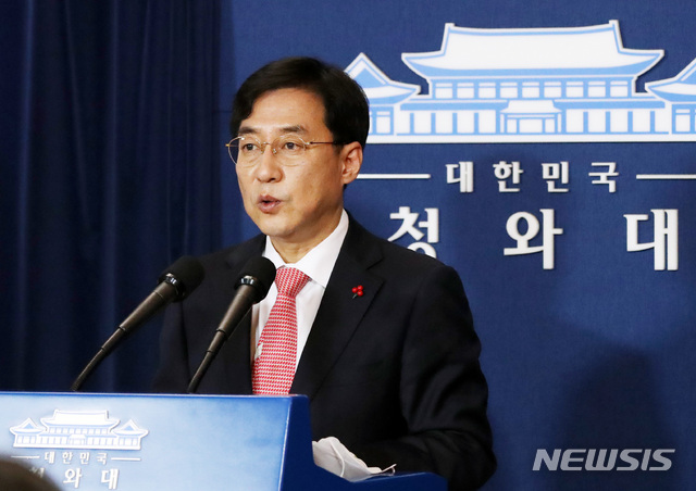 ▲ 강민석 청와대 대변인이 14일 청와대 춘추관에서 박근혜 전 대통령의 사법부 판결과 관련한 브리핑을 하고 있다. ⓒ뉴시스