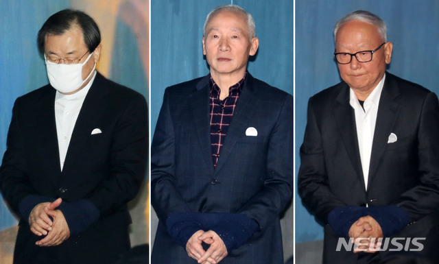 ▲ 박근혜 정부시절 청와대 국정원 특활비 상납 혐의로 기소된 이병기(사진 왼쪽부터), 남재준, 이병호 전 국정원장이 지난 2018년 12월 서울 서초구 서울고등법원에서 열린 항소심 선고 공판에 출석하고 있다.  ⓒ뉴시스