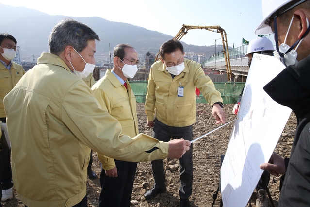 ▲ 이승율 청도군수(오른쪽 두번째)는 청도교 확장공사 사업장을 방문하여 원활한 사업추진을 위한 현장중심 행정을 펼쳤다.ⓒ청도군